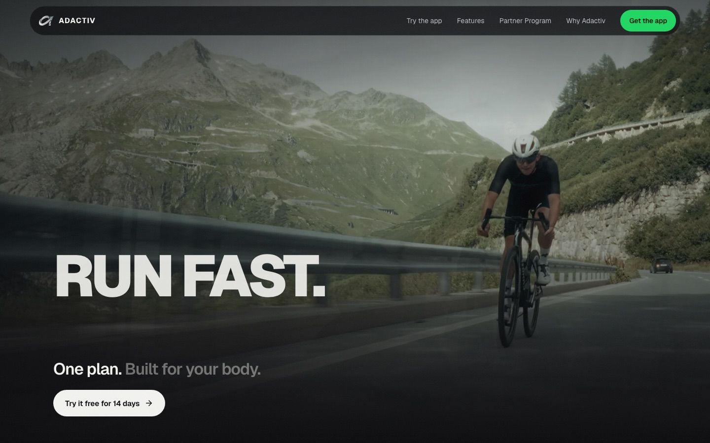 Startseite von adactiv.app mit Headline «Run fast.» und Radfahrer am Pass